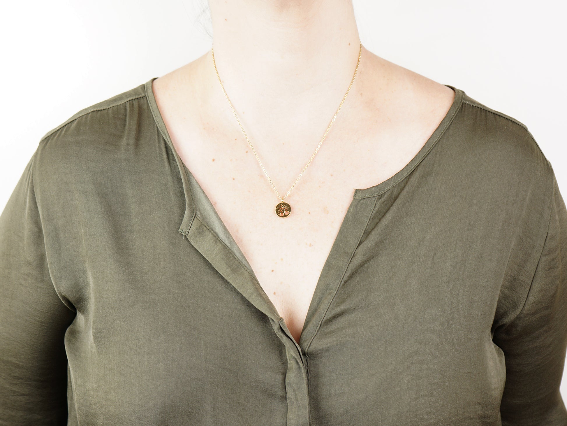 Colar com Árvore da Vida Pequena, Inspirado na Filigrana Portuguesa, Aço Inoxidável Dourado - Mulher a usar Colar