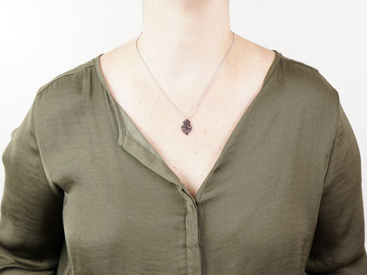 Colar com Coração de Viana Estilizado Pequeno, Inspirado na Filigrana Portuguesa, Aço Inoxidável - Mulher a usar Colar