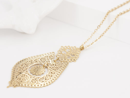 Colar com Motivo Rainha Médio, Inspirado na Filigrana Portuguesa, Aço Inoxidável Dourado