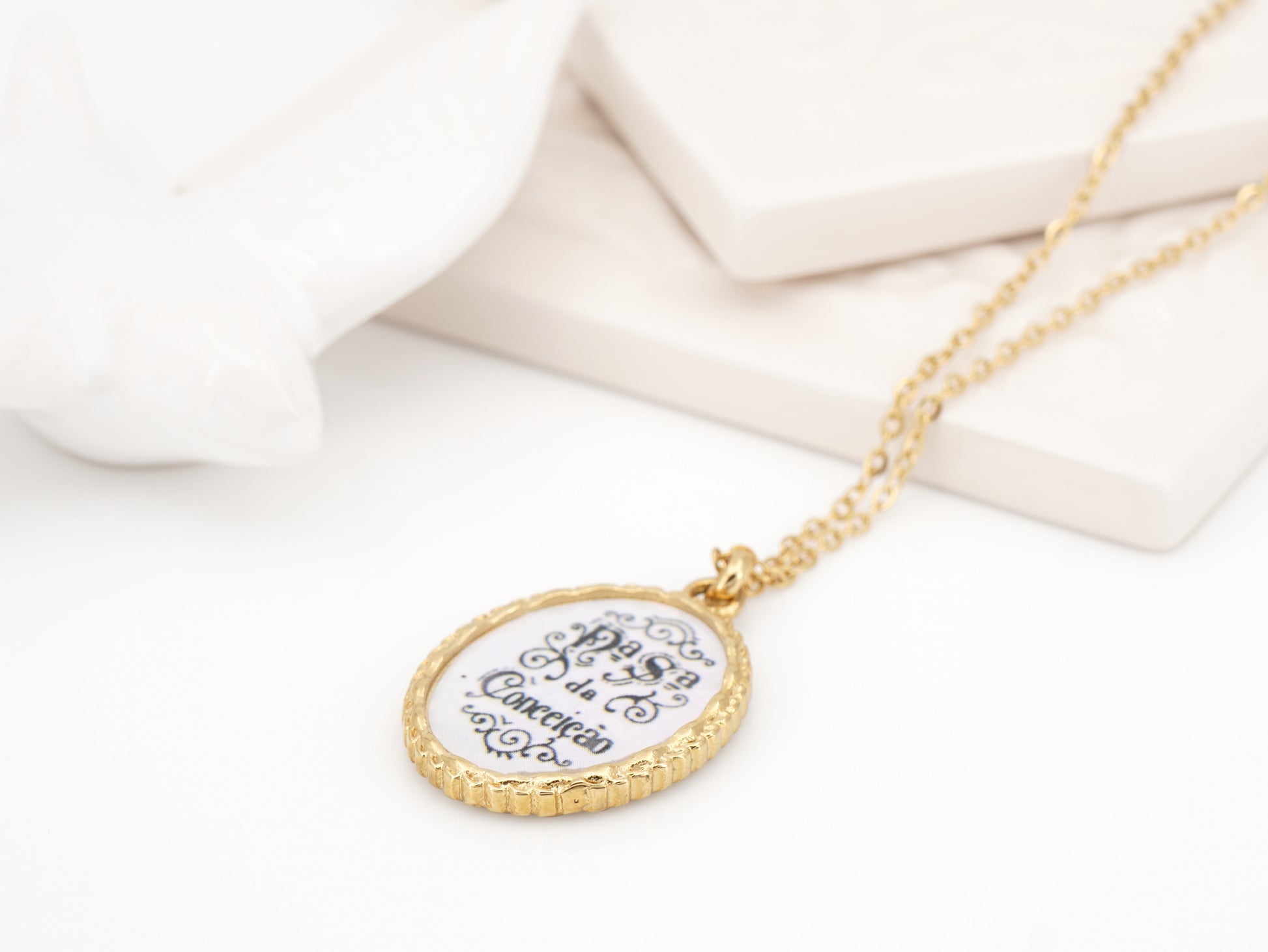 Fio com Medalha Nossa Senhora da Imaculada Conceição, Inspirado na Filigrana Portuguesa, Aço Inoxidável Dourado - Vista de Trás