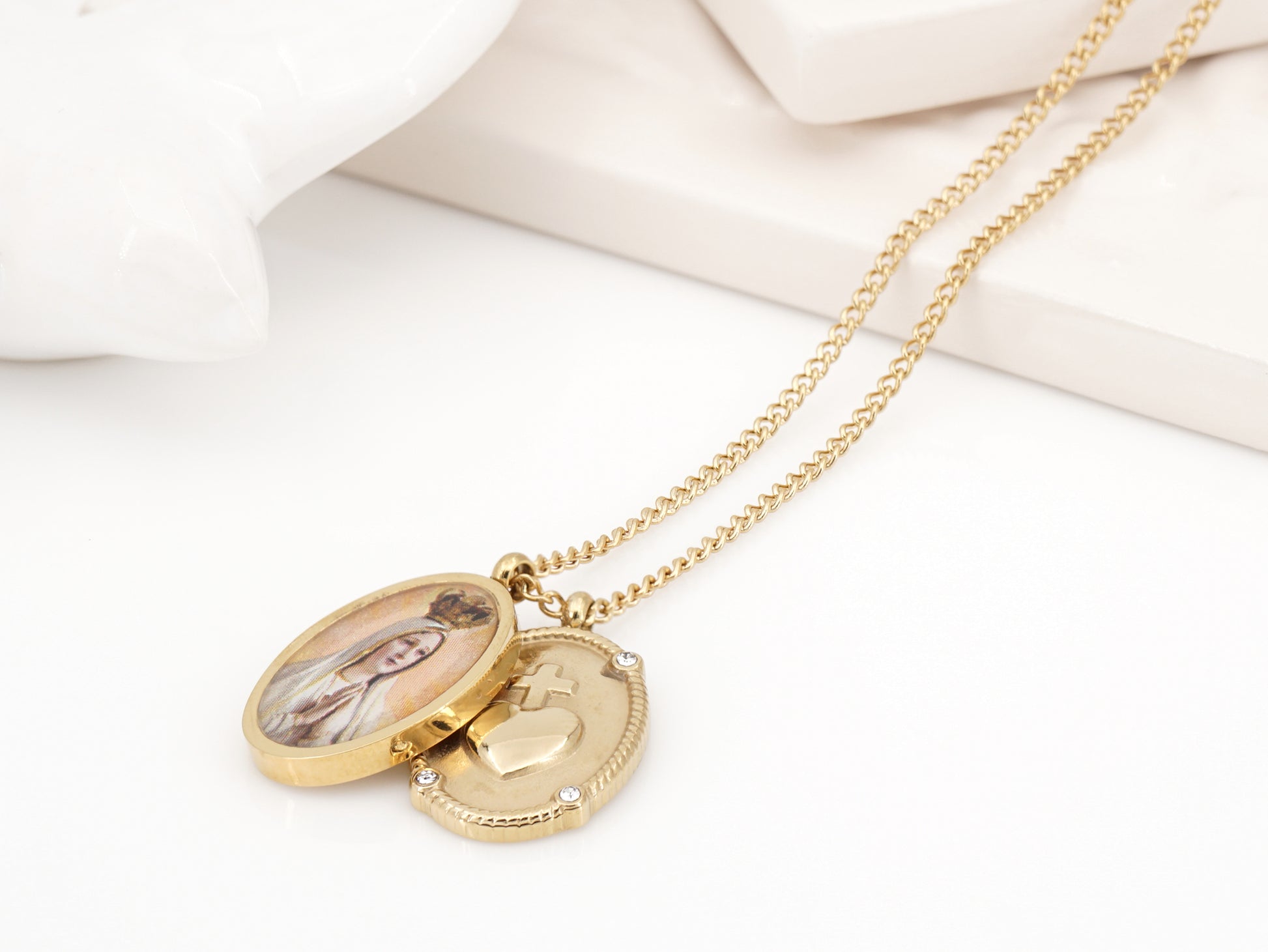 Fio com Medalhas Nossa Senhora de Fátima e Coração Imaculado, Inspirado na Filigrana Portuguesa, Aço Inoxidável Dourado