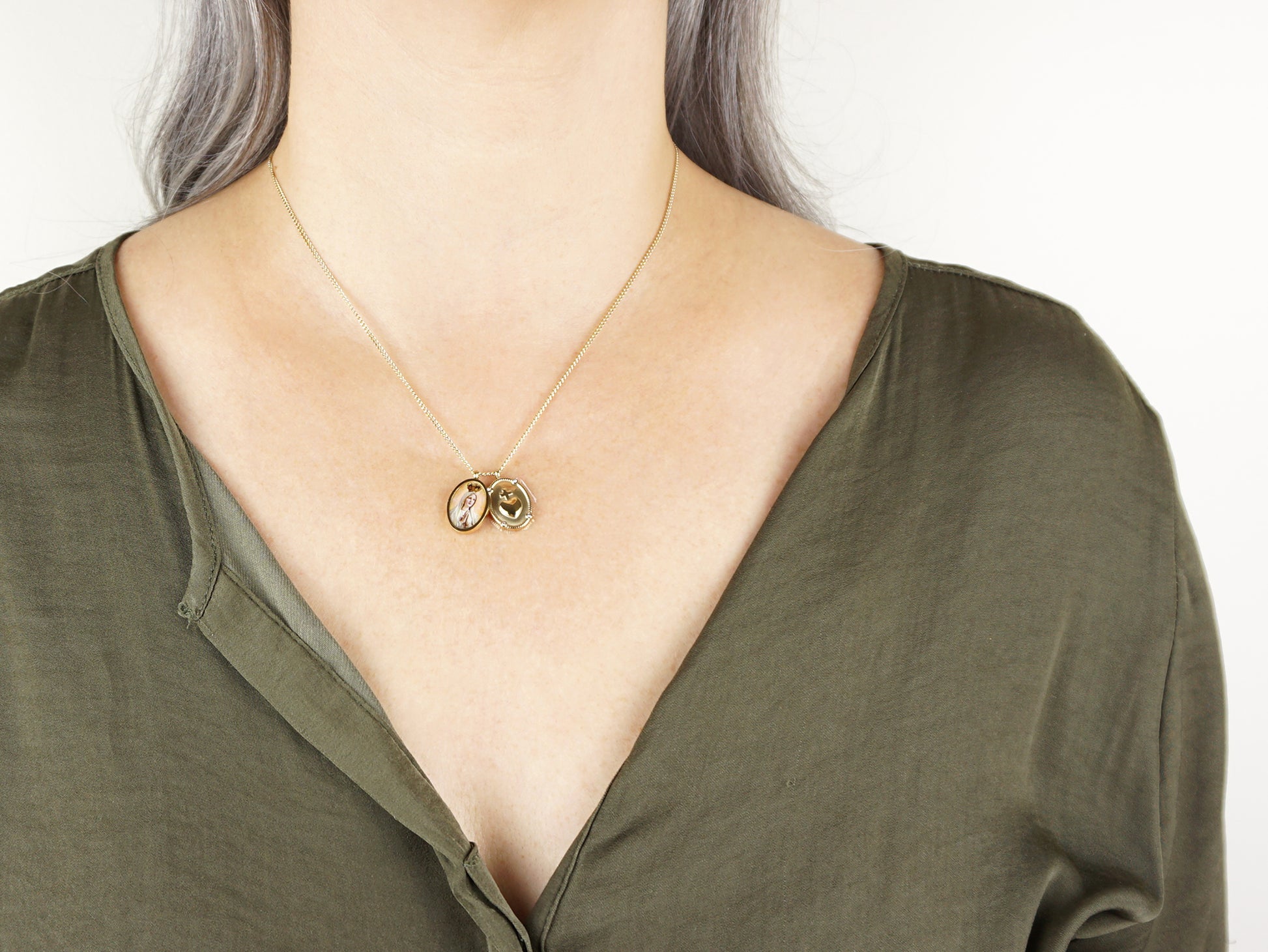 Fio com Medalhas Nossa Senhora de Fátima e Coração Imaculado, Inspirado na Filigrana Portuguesa, Aço Inoxidável Dourado - Pormenor Mulhar a usar Colar