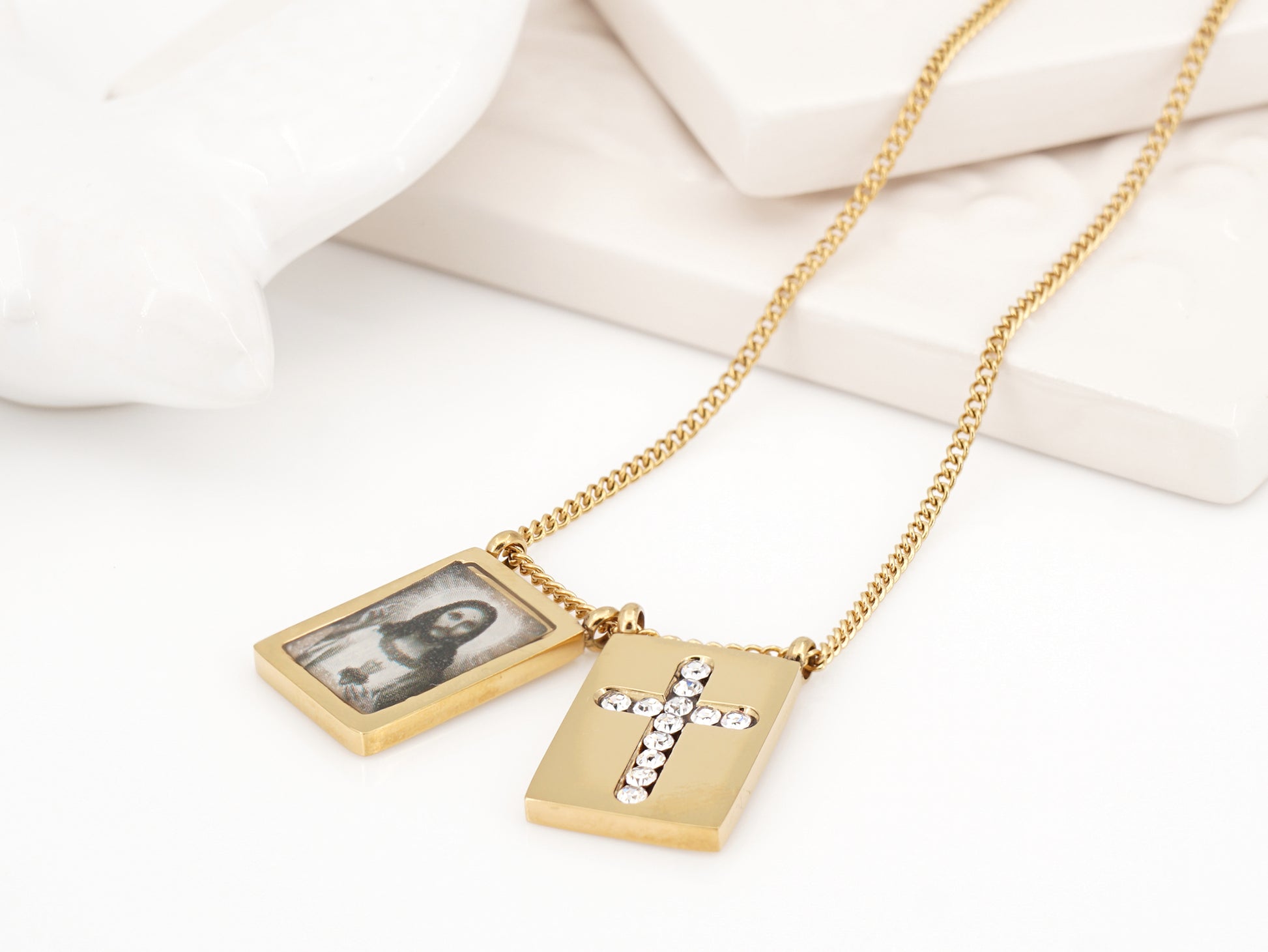 Escapulário com Jesus Cristo e Cruz, Inspirado na Filigrana Portuguesa, Aço Inoxidável Dourado