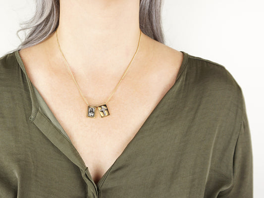 Escapulário com Jesus Cristo e Cruz, Inspirado na Filigrana Portuguesa, Aço Inoxidável Dourado - Pormenor Mulher a usar Colar