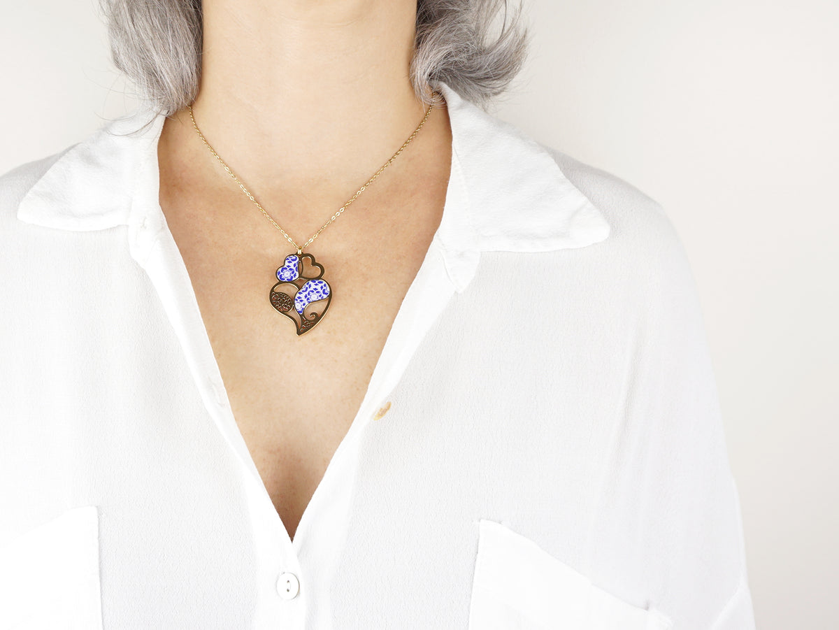 Colar Coração e Azulejo Português, Inspirado na Filigrana Portuguesa, Aço Inoxidável Dourado - Pormenor Mulher a usar Colar