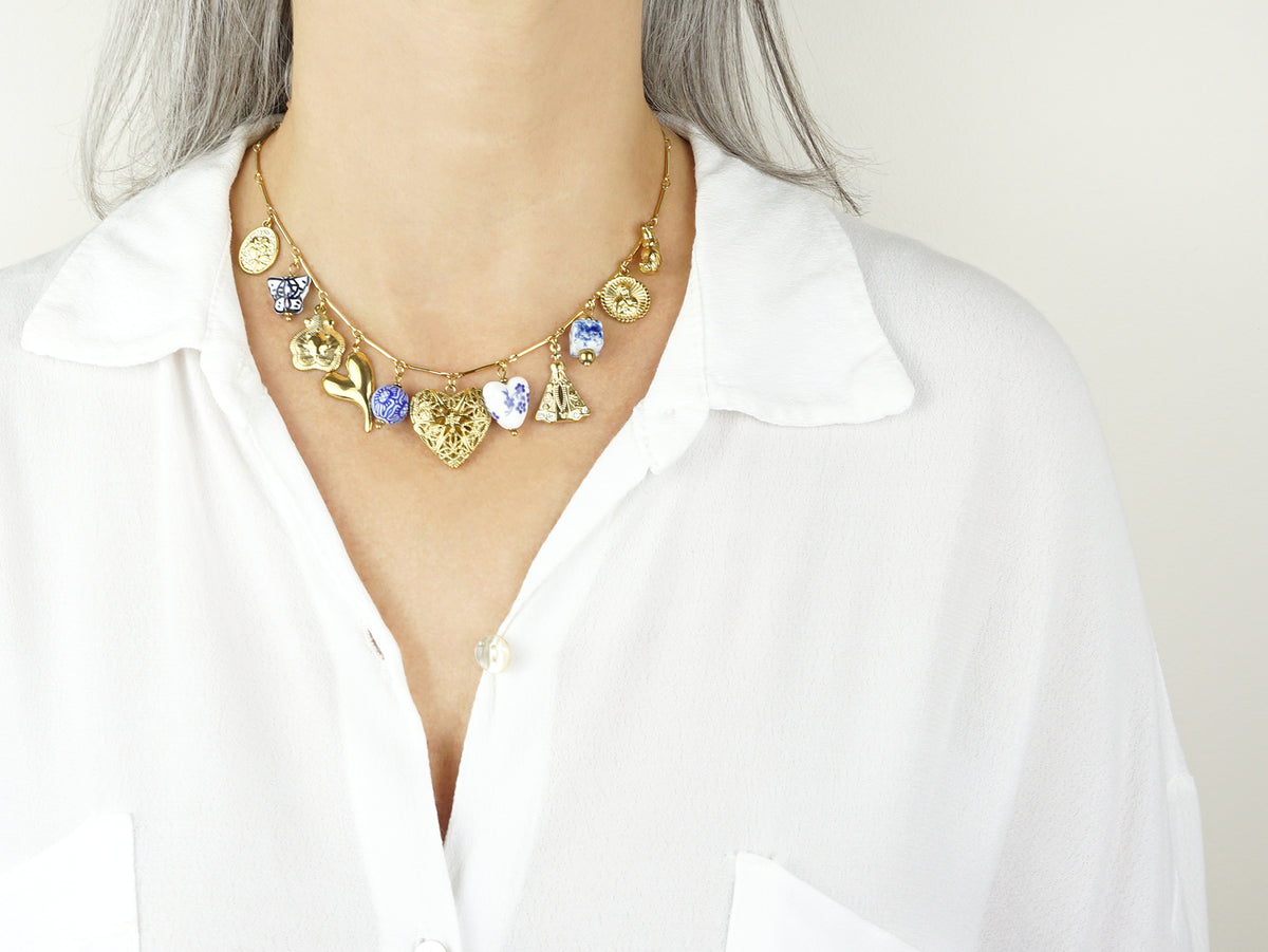 Colar com Berloques Tons Azuis, Inspirado na Filigrana Portuguesa, Aço Inoxidável Dourado - Pormenor Mulher a usar Colar