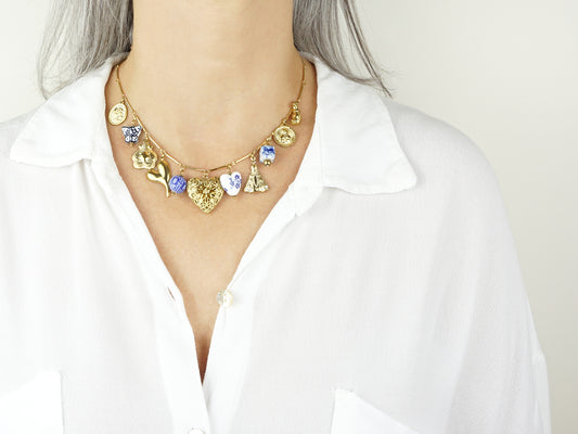 Colar com Berloques Tons Azuis, Inspirado na Filigrana Portuguesa, Aço Inoxidável Dourado - Pormenor Mulher a usar Colar
