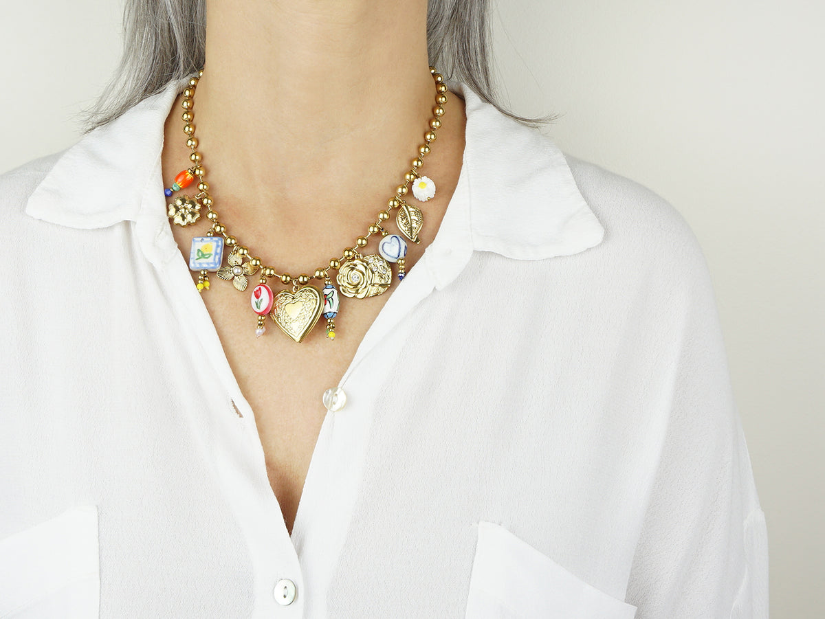 Colar com Berloques Coloridos, Inspirado na Filigrana Portuguesa, Aço Inoxidável Dourado - Pormenor Mulher a usar Colar
