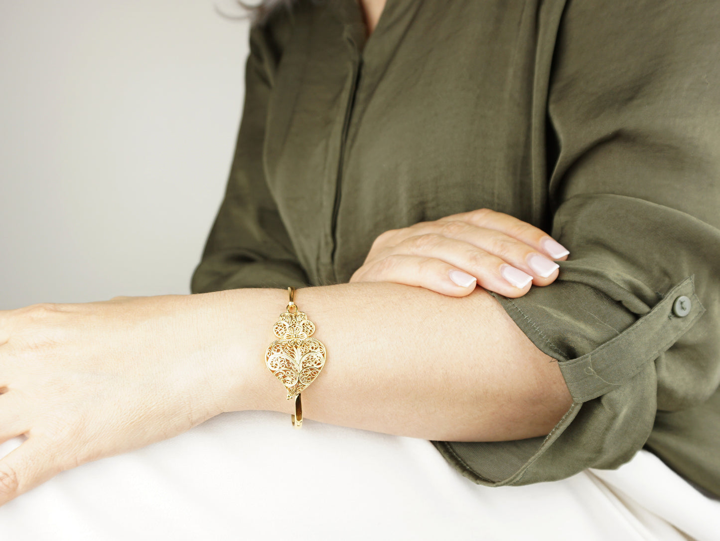 Pulseira Escrava Coração de Viana, Inspirado na Filigrana Portuguesa, Aço Inoxidável Dourado - Pormenor Mulher a usar Pulseira no Pulso