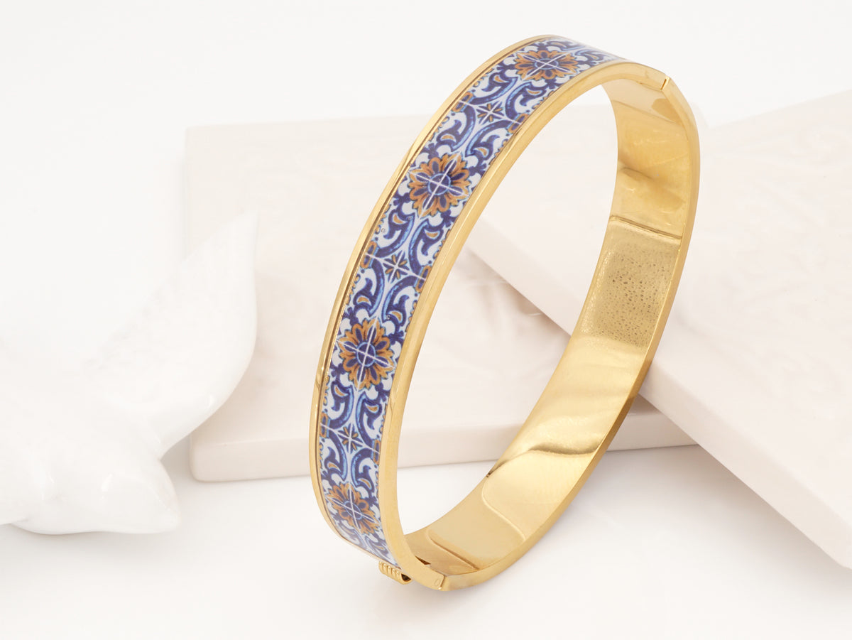 Pulseira Escrava Ampla Azulejo Português, Inspirada na Tradição Portuguesa, Aço Inoxidável Dourado
