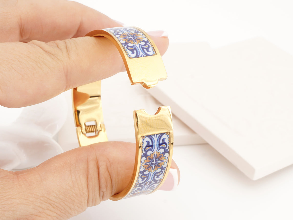 Pulseira Escrava Ampla Azulejo Português, Inspirada na Tradição Portuguesa, Aço Inoxidável Dourado - Pormenor Fecho da Pulseira