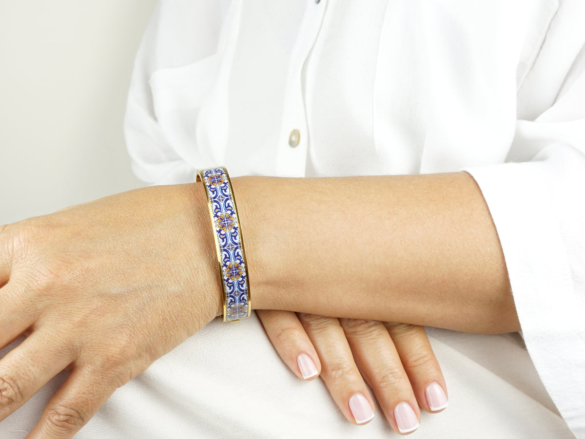 Pulseira Escrava Ampla Azulejo Português, Inspirada na Tradição Portuguesa, Aço Inoxidável Dourado - Pormenor Mulher a usar Pulseira