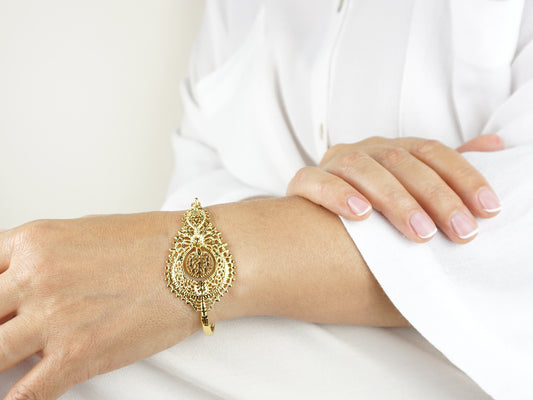 Pulseira Escrava Rainha, Inspirado na Filigrana Portuguesa, Aço Inoxidável Dourado - Pormenor Mulher a usar Pulseira