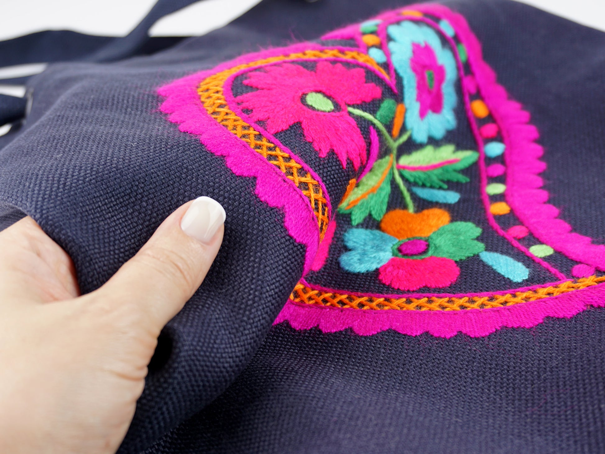 Tote Bag em Linho Forrado, Bordado de Viana - Mão de Mulher a Manusear Saco