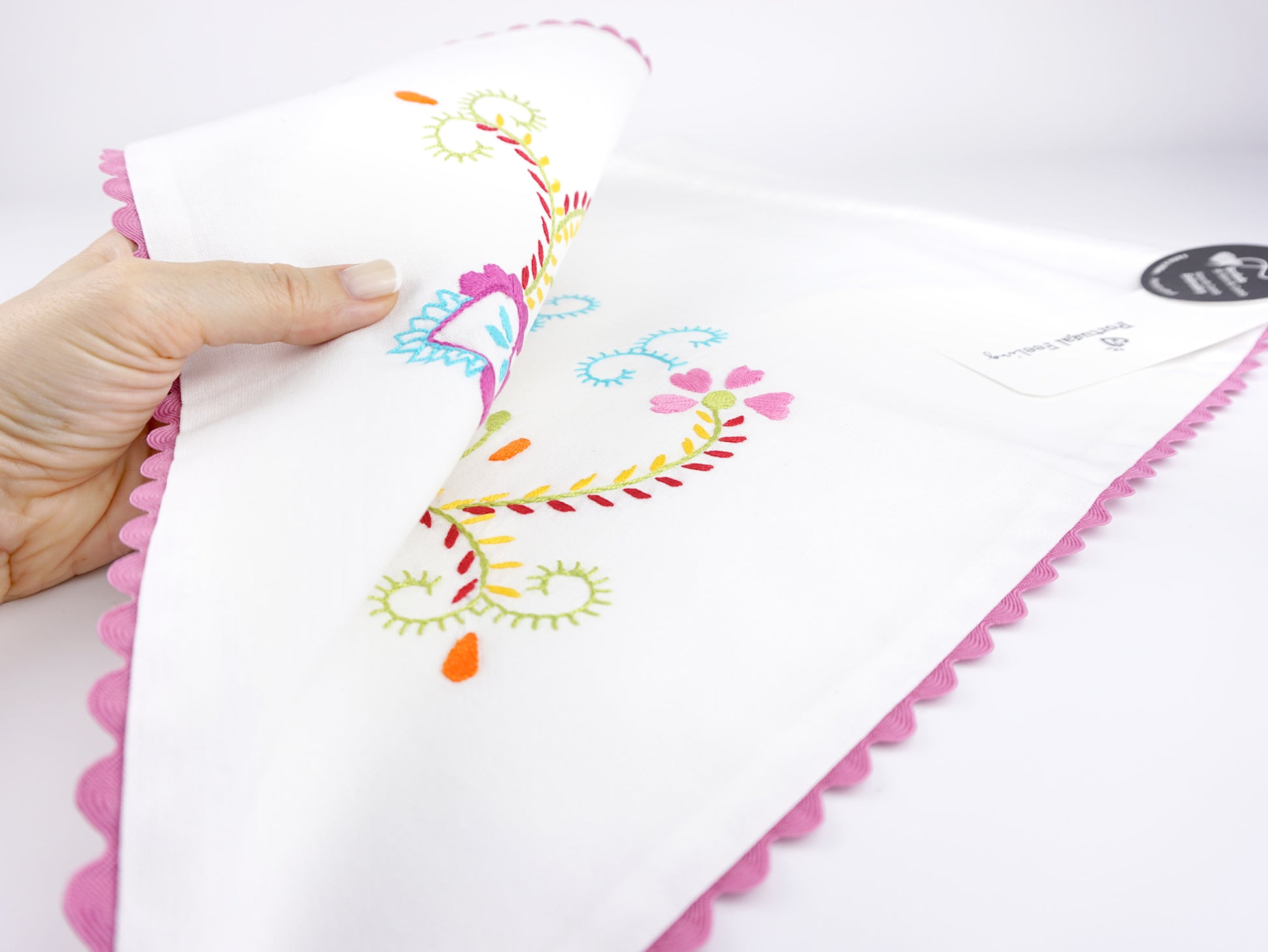 Saco para Pão com Rebordo Rosa, Bordado de Viana - Mão de Mulher a Manusear Saco