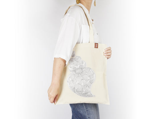Saco Tote Bag Filigrana Prateada, em Algodão, Tradições Portuguesas - Mulher com Saco ao Ombro