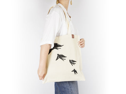 Saco Tote Bag Andorinhas, em Algodão, Tradições Portuguesas - Mulher a usar Saco
