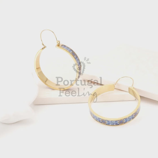 Argolas Grandes Azulejo Português, Inspiradas na Tradição Portuguesa, Aço Inoxidável Dourado - Vídeo
