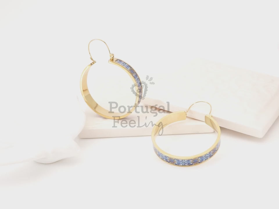 Argolas Grandes Azulejo Português, Inspiradas na Tradição Portuguesa, Aço Inoxidável Dourado - Vídeo