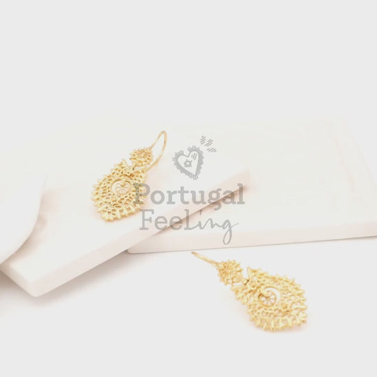 Brincos Rainha Pequenos, Inspirados na Filigrana Portuguesa, Aço Inoxidável Dourado - Vídeo