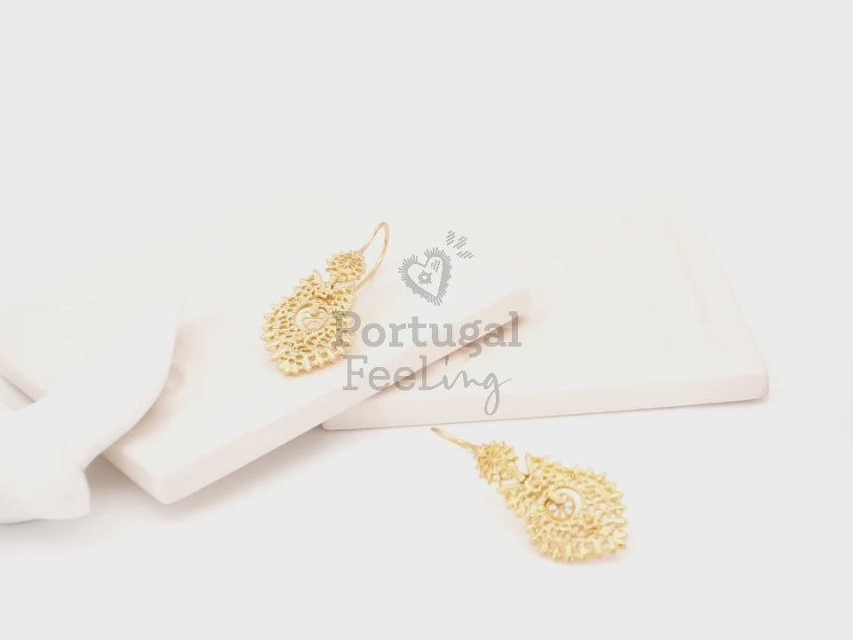 Brincos Rainha Pequenos, Inspirados na Filigrana Portuguesa, Aço Inoxidável Dourado - Vídeo
