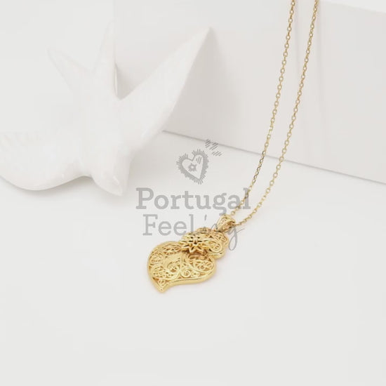 Colar com Coração de Viana Tradicional Pequeno, Inspirado na Filigrana Portuguesa, Aço Inoxidável Dourado - Vídeo
