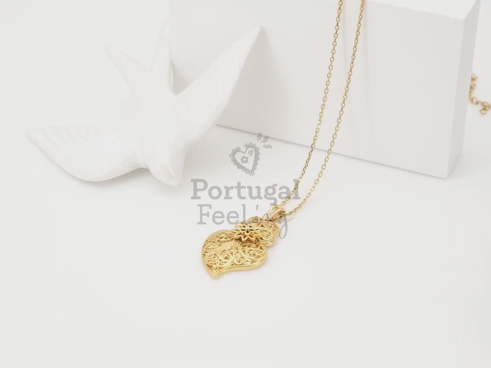 Colar com Coração de Viana Tradicional Pequeno, Inspirado na Filigrana Portuguesa, Aço Inoxidável Dourado - Vídeo