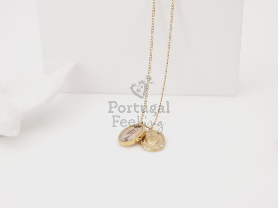 Fio com Medalhas Nossa Senhora de Fátima e Coração Imaculado, Inspirado na Filigrana Portuguesa, Aço Inoxidável Dourado - Vídeo