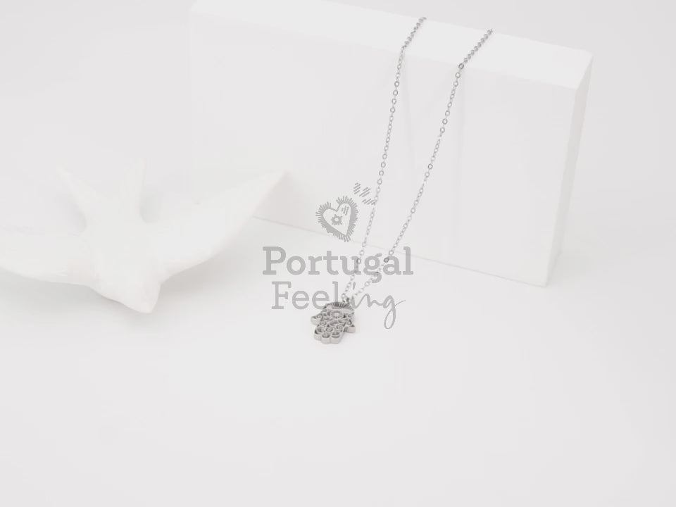 Colar com Mão de Fátima Pequena, Inspirado na Filigrana Portuguesa, Aço Inoxidável - Vídeo