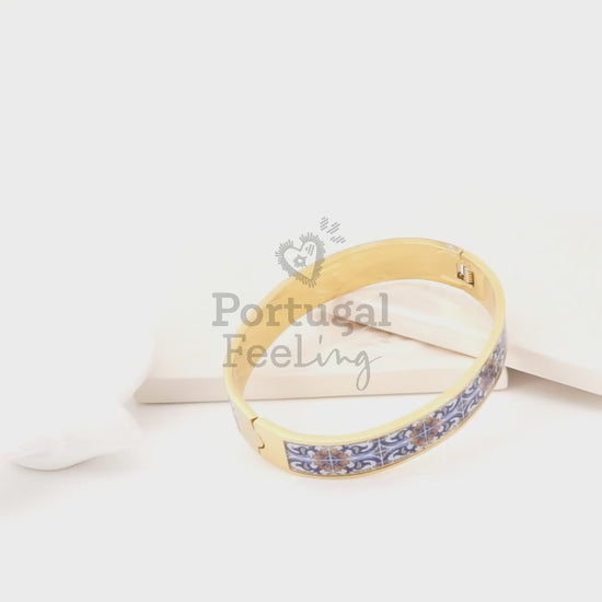 Pulseira Escrava Ampla Azulejo Português, Inspirada na Tradição Portuguesa, Aço Inoxidável Dourado - Vídeo