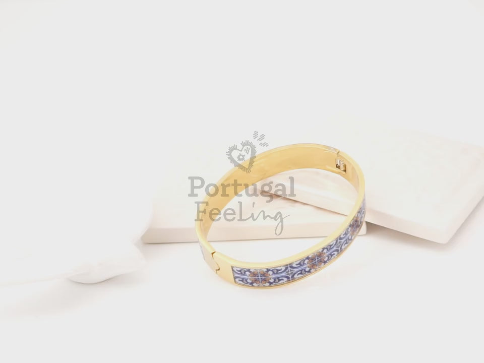 Pulseira Escrava Ampla Azulejo Português, Inspirada na Tradição Portuguesa, Aço Inoxidável Dourado - Vídeo