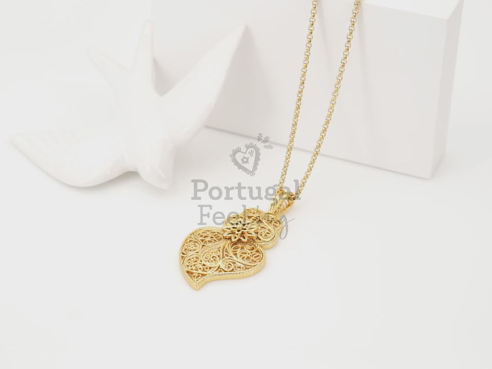 Colar com Coração de Viana Tradicional Médio, Inspirado na Filigrana Portuguesa, Aço Inoxidável Dourado - Vídeo