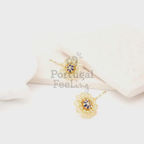 Brincos Flores com Pormenores Azuis, Inspirados na Filigrana Portuguesa, Aço Inoxidável Dourado - Vídeo
