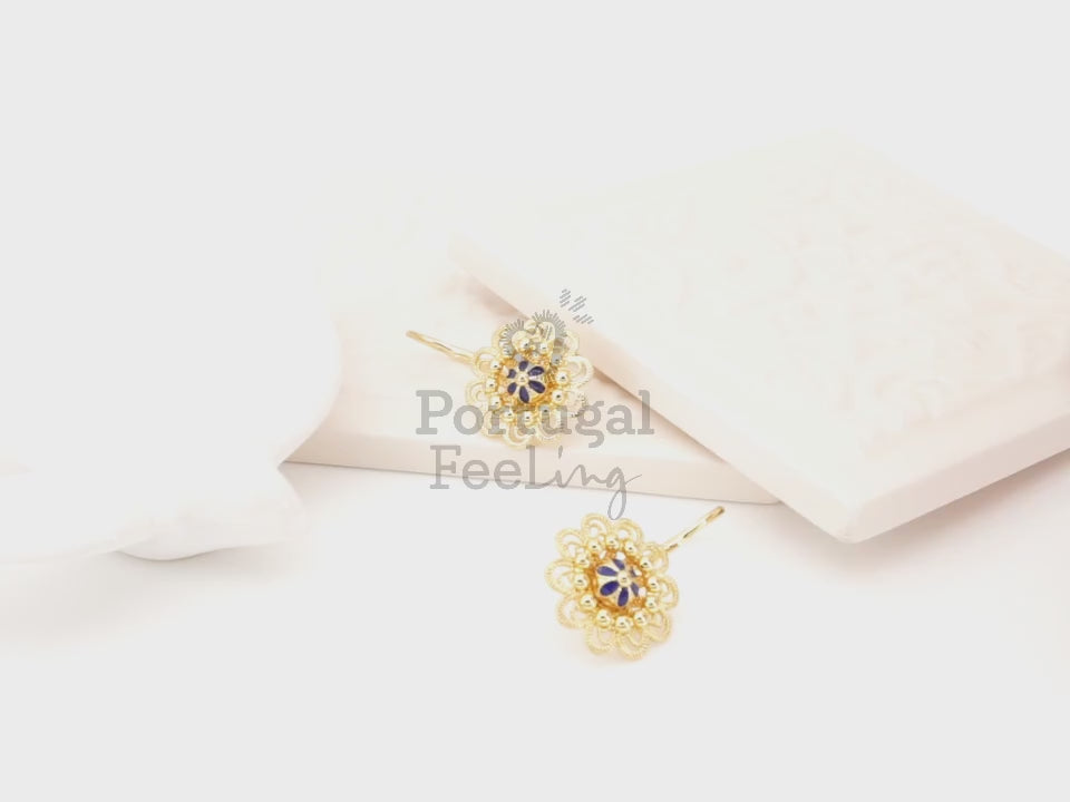 Brincos Flores com Pormenores Azuis, Inspirados na Filigrana Portuguesa, Aço Inoxidável Dourado - Vídeo