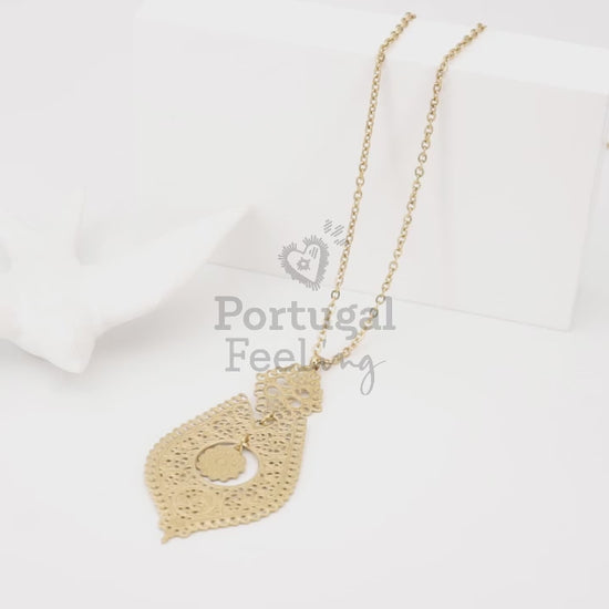 Colar com Motivo Rainha Médio, Inspirado na Filigrana Portuguesa, Aço Inoxidável Dourado - Vídeo