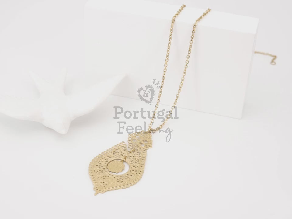 Colar com Motivo Rainha Médio, Inspirado na Filigrana Portuguesa, Aço Inoxidável Dourado - Vídeo