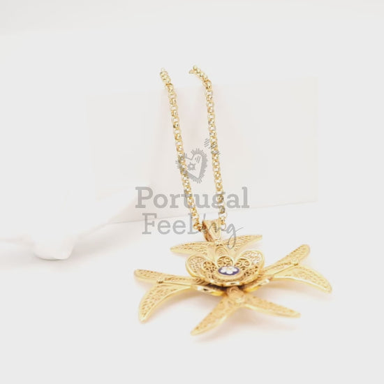 Colar Cruz Deslumbrante Grande com Caramujo, Inspirado na Filigrana Portuguesa, Aço Inoxidável Dourado - Vídeo