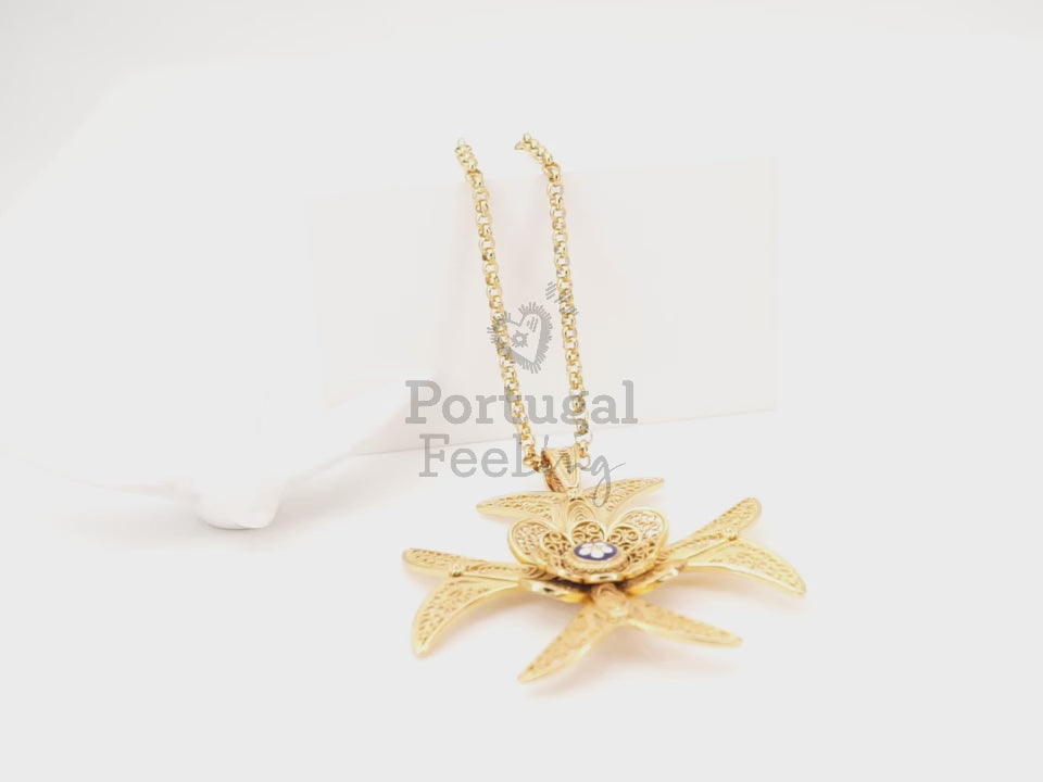 Colar Cruz Deslumbrante Grande com Caramujo, Inspirado na Filigrana Portuguesa, Aço Inoxidável Dourado - Vídeo