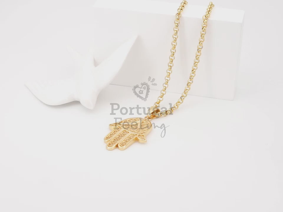 Colar com Mão de Fátima Média, Inspirado na Filigrana Portuguesa, Aço Inoxidável Dourado - Vídeo