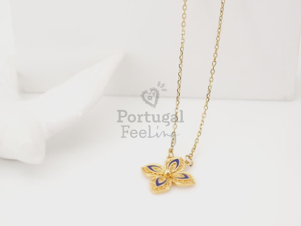 Colar Flor com Pormenores Azuis, Inspirado na Filigrana Portuguesa, Aço Inoxidável Dourado - Vídeo