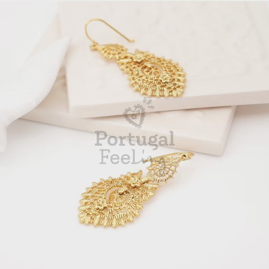Brincos Rainha Médios, Inspirados na Filigrana Portuguesa, Aço Inoxidável Dourado - Vídeo