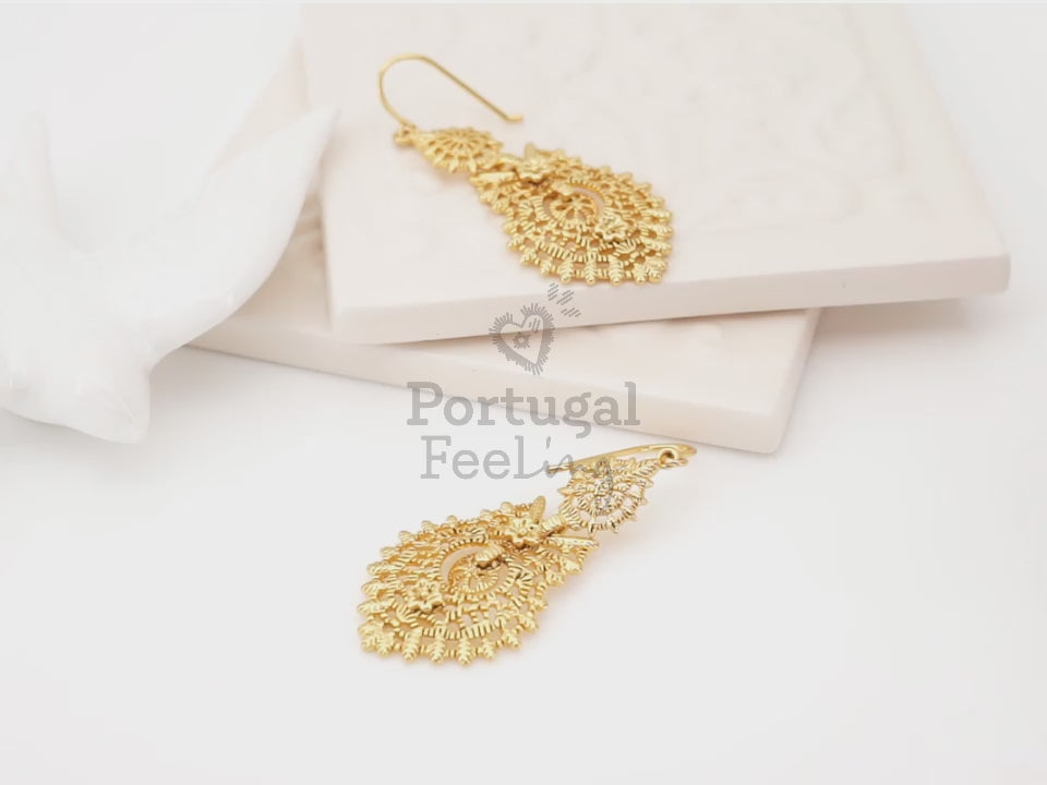 Brincos Rainha Médios, Inspirados na Filigrana Portuguesa, Aço Inoxidável Dourado - Vídeo