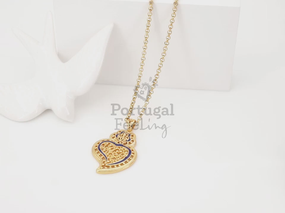 Colar Coração de Viana Tradicional Médio com Pormenores Azuis, Inspirado na Filigrana Portuguesa, Aço Inoxidável Dourado - Vídeo