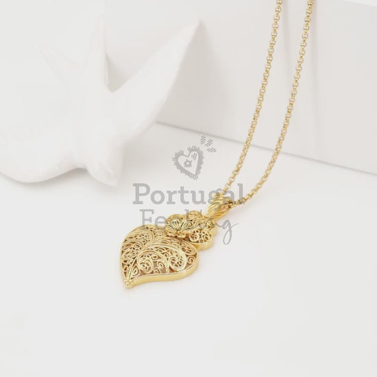 Colar com Coração de Viana Tradicional Médio, Inspirado na Filigrana Portuguesa, Aço Inoxidável Dourado - Vídeo