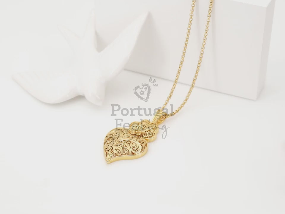 Colar com Coração de Viana Tradicional Médio, Inspirado na Filigrana Portuguesa, Aço Inoxidável Dourado - Vídeo