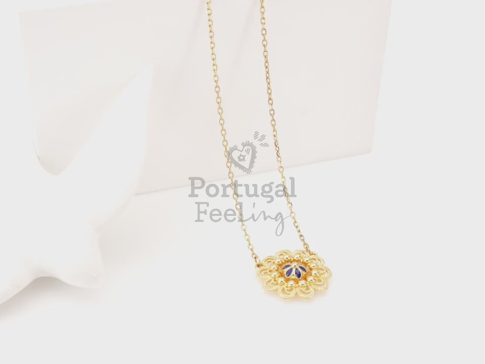 Colar Flor com Pormenores Azuis, Inspirado na Filigrana Portuguesa, Aço Inoxidável Dourado - Vídeo