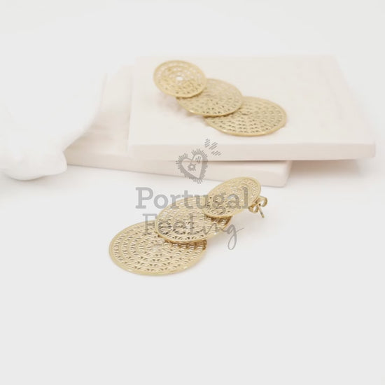 Brincos Compridos Três Círculos, Inspirados na Filigrana Portuguesa, Aço Inoxidável Dourado - Vídeo