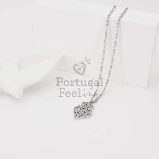 Colar com Coração de Viana Estilizado Pequeno, Inspirado na Filigrana Portuguesa, Aço Inoxidável - Vídeo