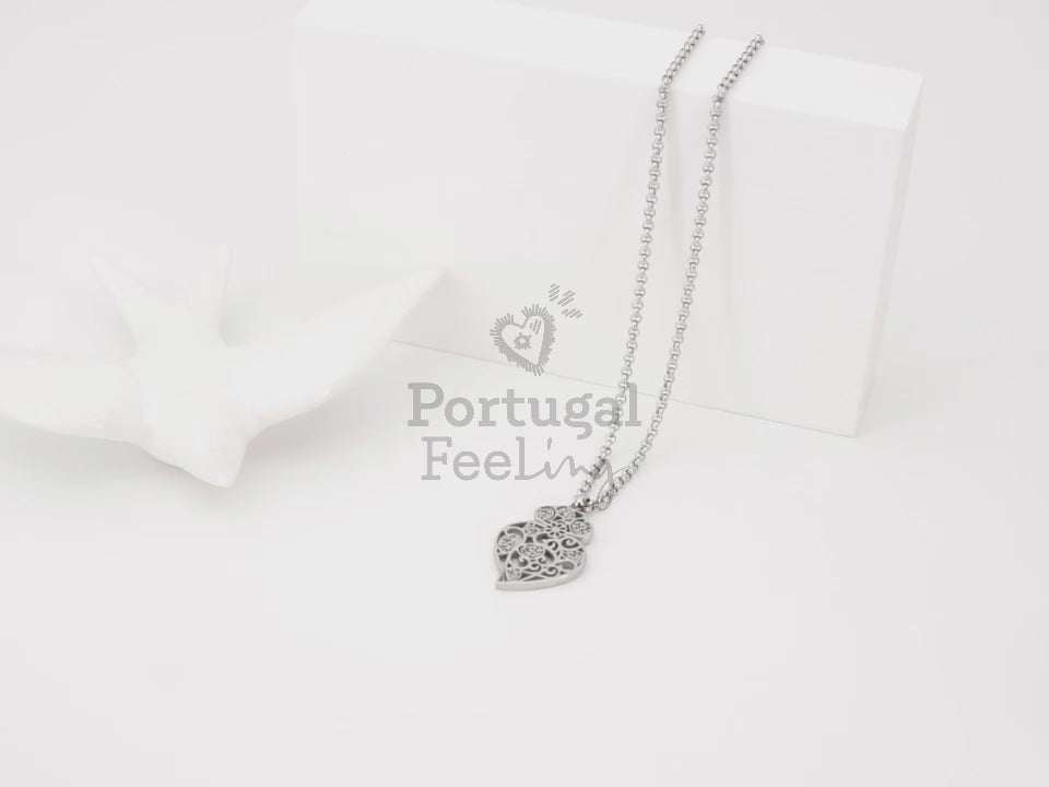 Colar com Coração de Viana Estilizado Pequeno, Inspirado na Filigrana Portuguesa, Aço Inoxidável - Vídeo