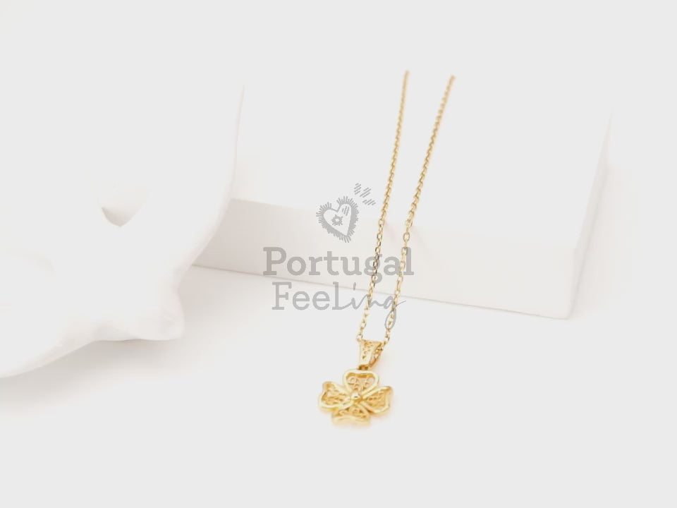 Colar Trevo Pequeno, Inspirado na Filigrana Portuguesa, Aço Inoxidável Dourado - Vídeo
